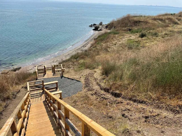 Wooden stairs down to the natural beach at Vista Beach