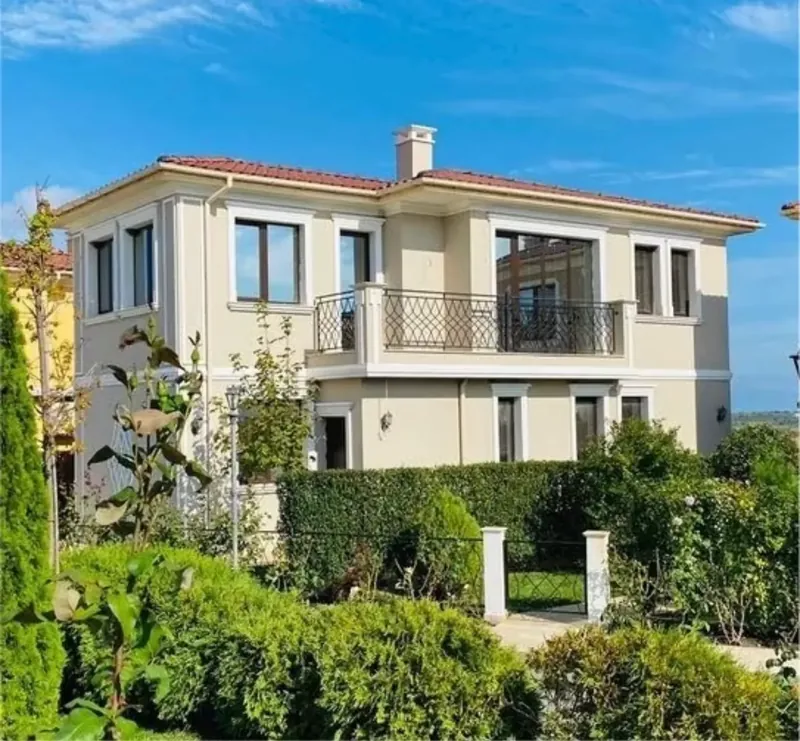 Villa with balcony behind a hedge and front garden, villa in the Victoria Lakes quarter, Victoria development near Pomorie