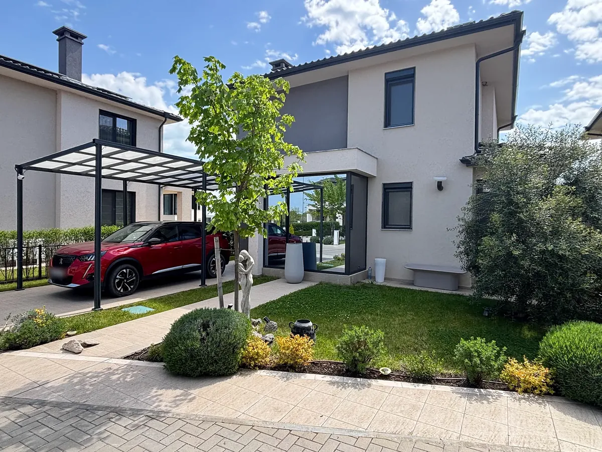Exterior with carport and front garden, villa in the Victoria Sunrise quarter, Victoria development near Pomorie