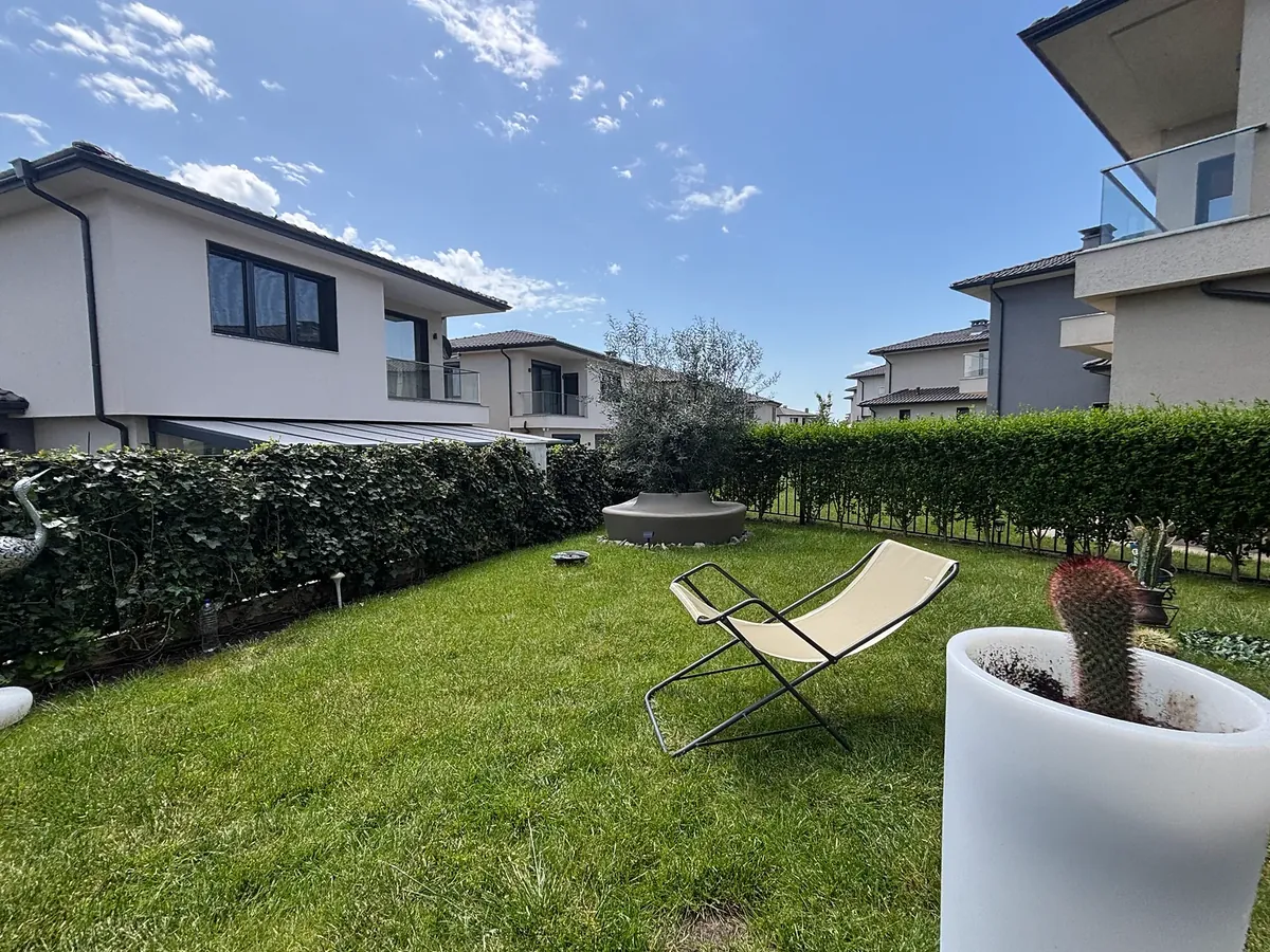 Garden with lawn, deckchair and hedge, villa in the Victoria Sunrise quarter, Victoria development near Pomorie