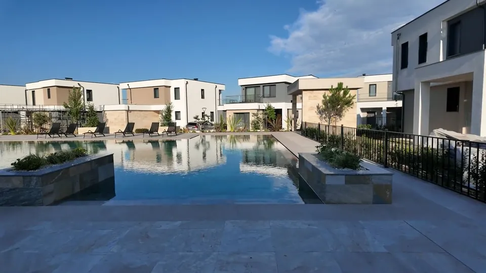Басейн пред вилите във Victoria Residences, кадър от видеообиколката